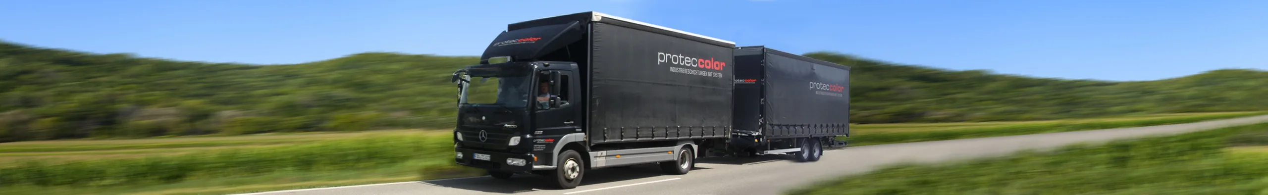 Der Proteccolor-Lkw mit Anhänger liefert beschichtete Bauteile mit dem eigenen Fuhrpark aus.