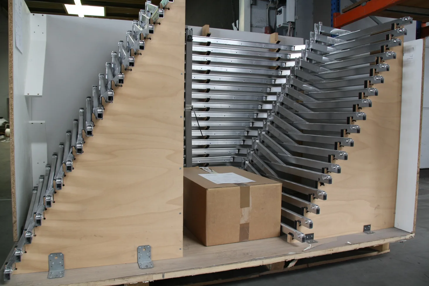 Beschichtete Bauteile werden bei Proteccolor sortiert in Transportkisten für den Versand verpackt.